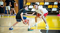Vít Krej�í na kempu v Písku individuáln� pracuje s mladým basketbalistou.