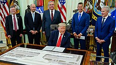 Americký prezident Donald Trump v Oválné pracovn� Bílého domu p�edstavil plán...