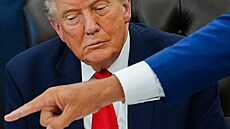 Americký prezident Donald Trump v Oválné pracovn� Bílého domu p�edstavil plán...
