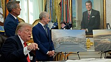 Americký prezident Donald Trump v Oválné pracovn� Bílého domu p�edstavil plán...