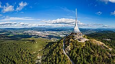Hotel a vysíla� Je�t�d je dnes �eskou národní kulturní památkou. Jeho silueta...