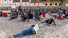 Tém�� v�ichni z 50 tisíc migrant�, kte�í se ve �tvrtek dostali z Maroka do...