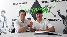 �eský fotbalista Filip Zahálka po podpisu smlouvy v Mönchengladbachu.