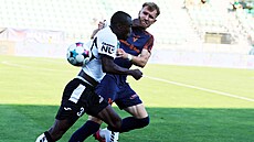 Karvinský k�ídelník Ousmane Conde se sna�í protla�it p�es vla�imského Petra...