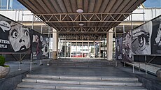 M�stské divadlo ve Zlín� opravuje fasádu své budovy. (�ervenec 2026)