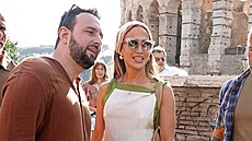 Jennifer Lopezová se p�ed �ímským Koloseem ochotn� zastavila kv�li spole�né...