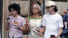 Jennifer Lopezová vyrazila do ulic �íma se svými osmnáctiletými dvoj�aty Emme a...