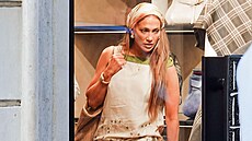 Jennifer Lopezová zamí�ila také do luxusního butiku, kde si zkou�ela nové boty....