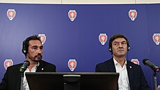 Nový trenér �eských fotbalist� Santi Denia (vpravo) a jeho asistent Pablo Amo.