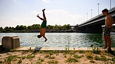 V Rakousku ude�ily vlny veder. Ve Vídni se lidé osv�ovali v Dunaji. (30....