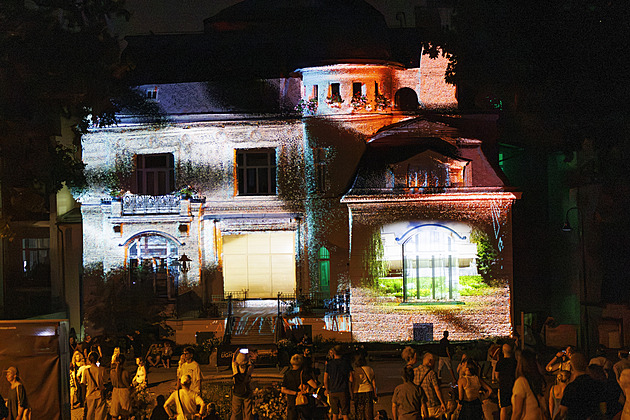 Magická podívaná u slavných vil. Zahrady památek oživily světelné projekce