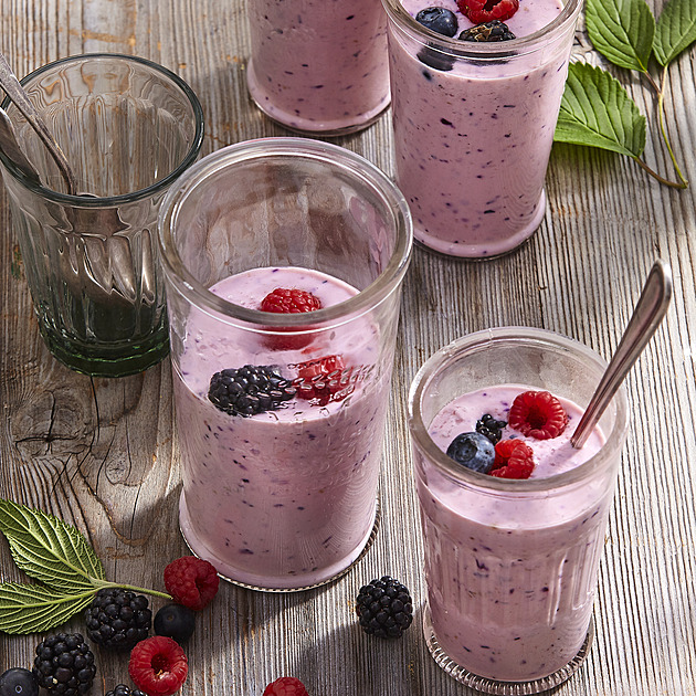 Smoothie z lesního ovoce: Osvěžující vitamínová bomba s jogurtem a ovesnými vločkami