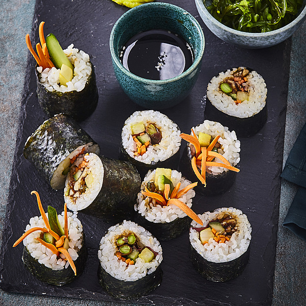 Sushi Kimbap: Korejské zeleninové rolky s edamame a ořechovou směsí