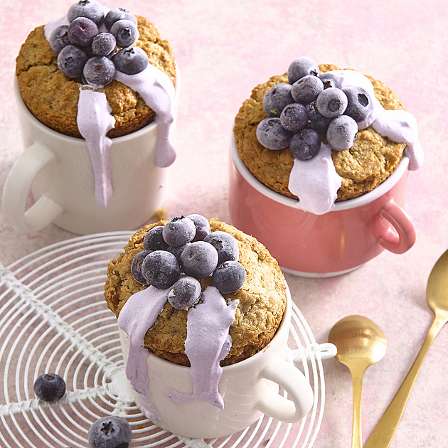 Borůvkový mug cake z trouby: Rychlý hrníčkový koláček s proteinem a arašídovým máslem