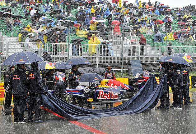 Hello, will there be a race? Canada was hit by downpours, people hid. But they didn't miss the show