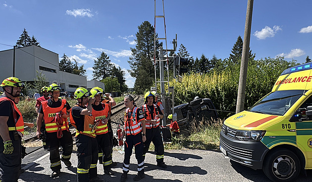 Dva senioři narazili do železničního přejezdu, jejich auto skončilo na boku