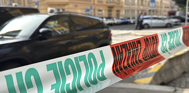 Manévry na Vinohradech. Psychicky nemocný muž zaměstnal desítky policistů