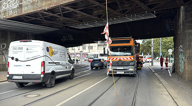 V části Prahy nejezdily tramvaje, nadměrný náklad v Nuslích poškodil vedení