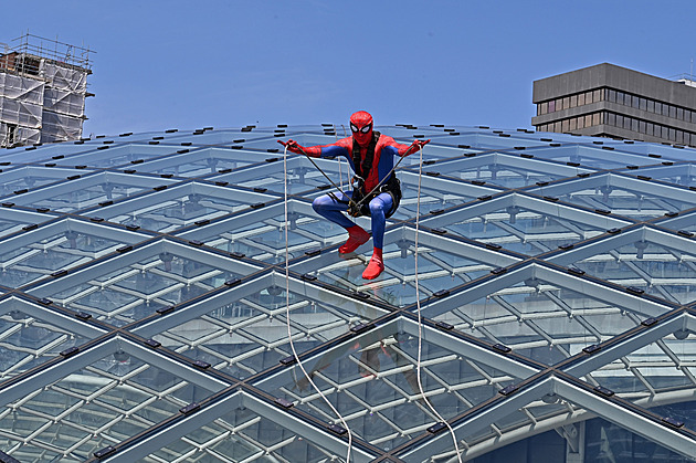 Spider-Man leštil sklo. Překvapil davy v britském obchodním centru