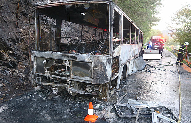 V Naho�anech se st�etl autobus s motocyklem. Ob� vozidla n�sledn� sho�ela. (4. srpna 2026)