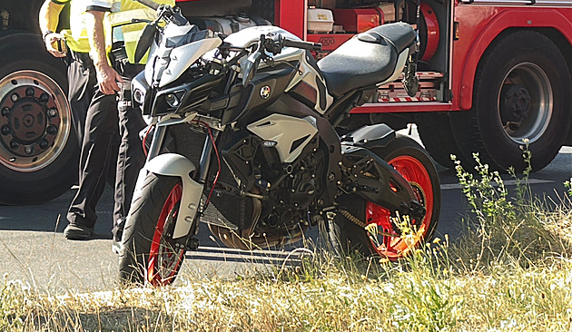 Motocyklista zahynul v pražských Letňanech, střetl se s osobním autem