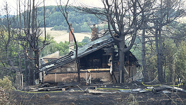 Požár na Benešovsku je dohašený, dohled skončil. Hasiči další chaty uchránili