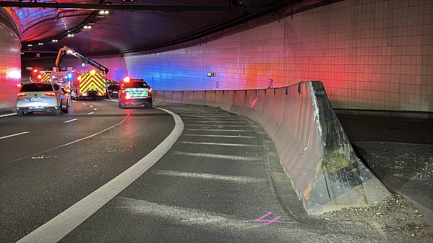Řidič vyjel se třemi promile, v tunelu přišel náraz. Dodávka skončila na boku
