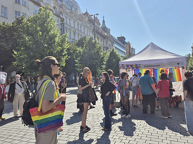 „Hrozný jsme.“ Prahou projde duhový průvod, účastníci se scházejí na Václaváku