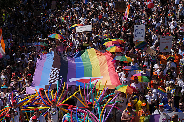 Palestinské vlajky i odkaz na Macinku. Prague Pride rozzářil Prahu barvami