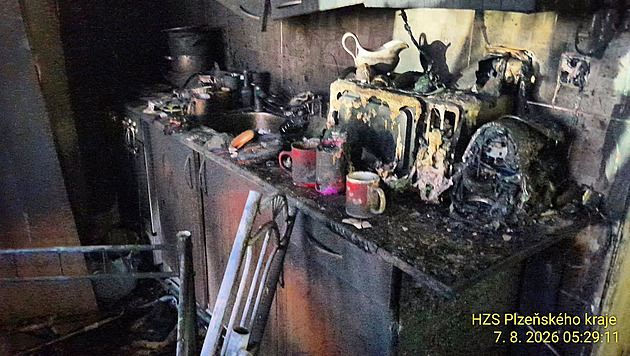 Electric Scooter Fire Engulfs Apartment; Firefighters Evacuate Residents in Masks