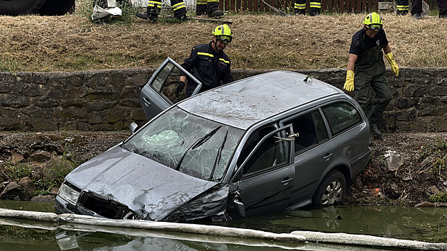 Driver with suspended license and on drugs crashes into tree, then pond