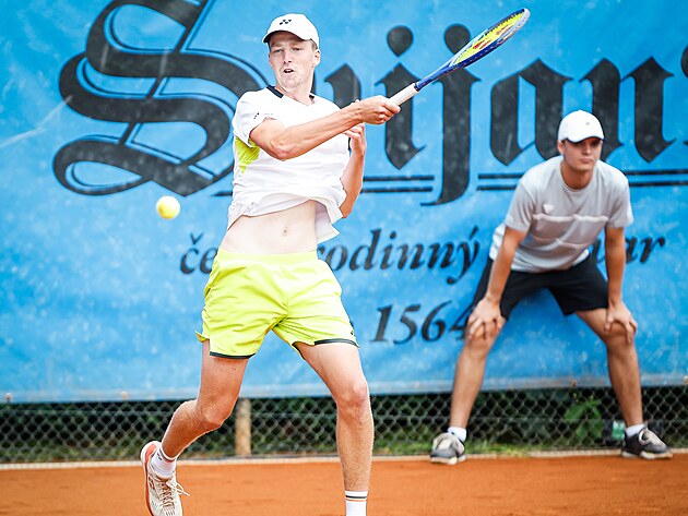 Jan Kumst�t hraje forhend ve fin�le turnaje Svijany Open 2026.