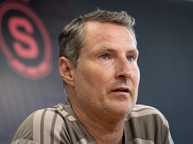 Spar�ansk� tren�r Brian Priske na tiskov� konferenci p�ed z�pasem proti Lyonu.
