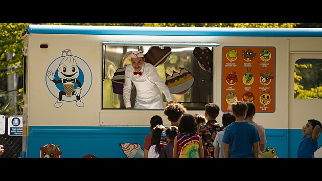 Zmrzlin�� (Ice Cream Man), Roth�v des�t� celove�ern� film, prom��uje n�co...