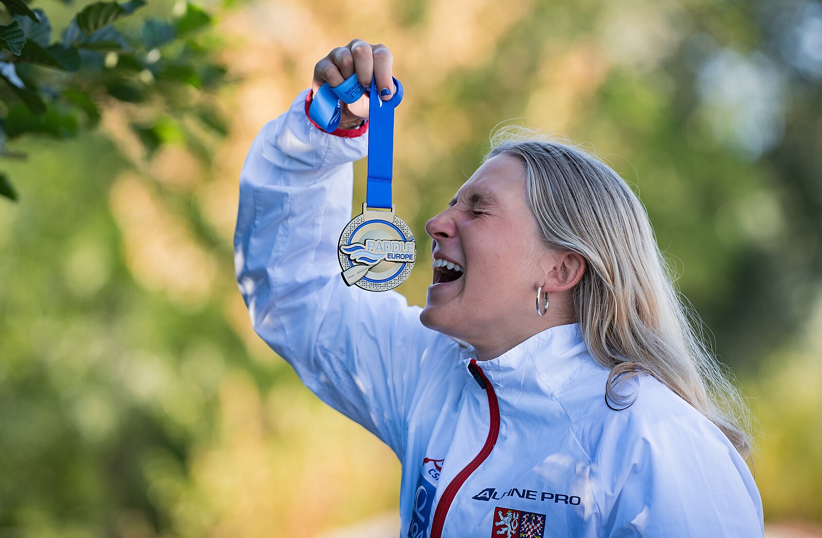 Tři zlata pro vodní slalomářku Kočířovou, na juniorském ME ovládla také kayakcross | Sport