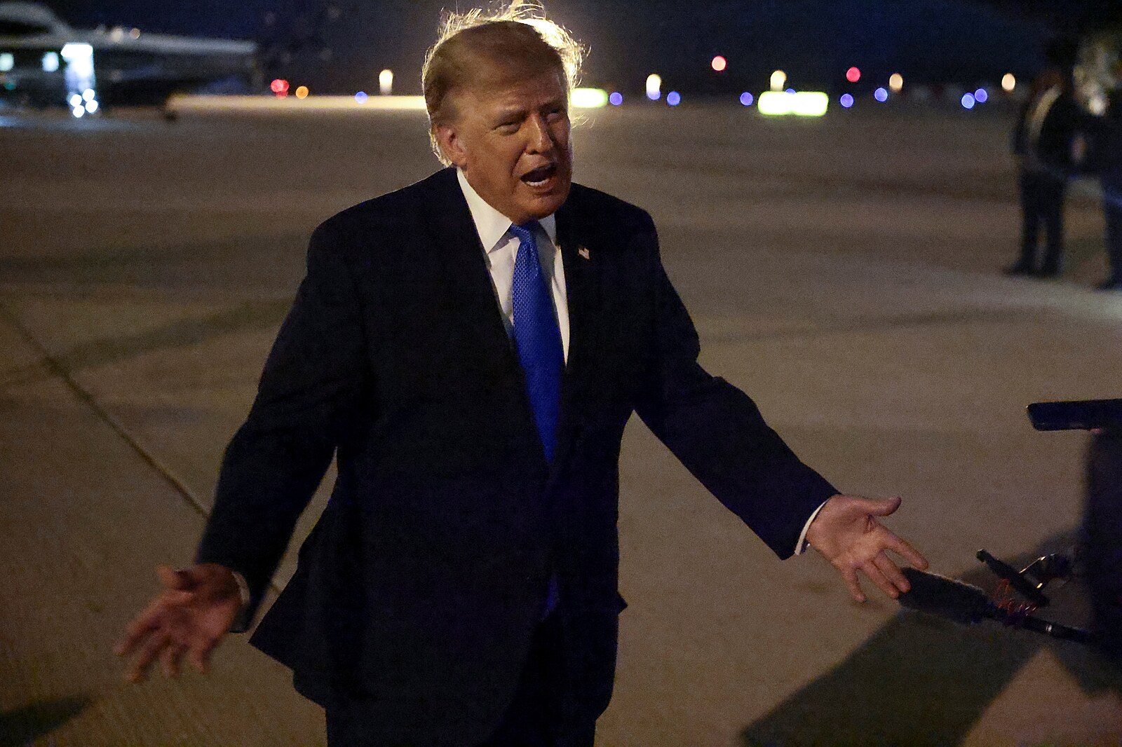 Trump hrozí bombardováním Ománu, pokud se bude stavět USA do cesty