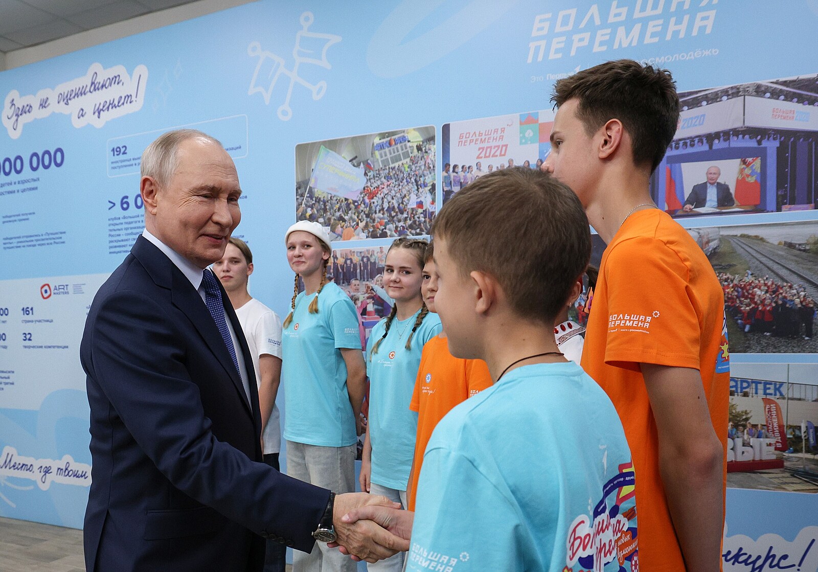Ruský zázrak: přijel Putin, benzin prudce zlevnil. Odjel Putin, benzin prudce zdražil