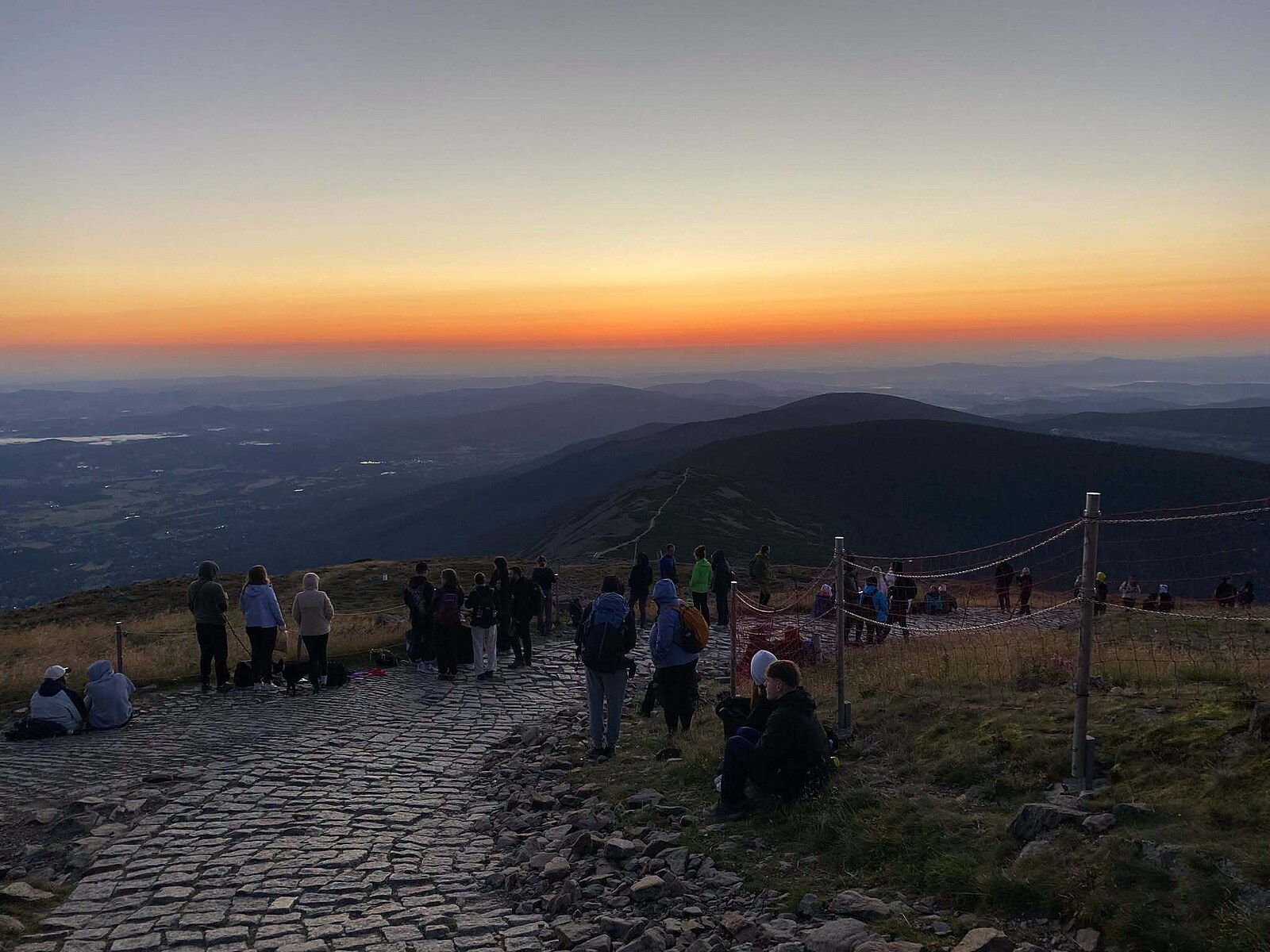 Strážci parku na Sněžce kontrolovali turisty před východem slunce, padly pokuty