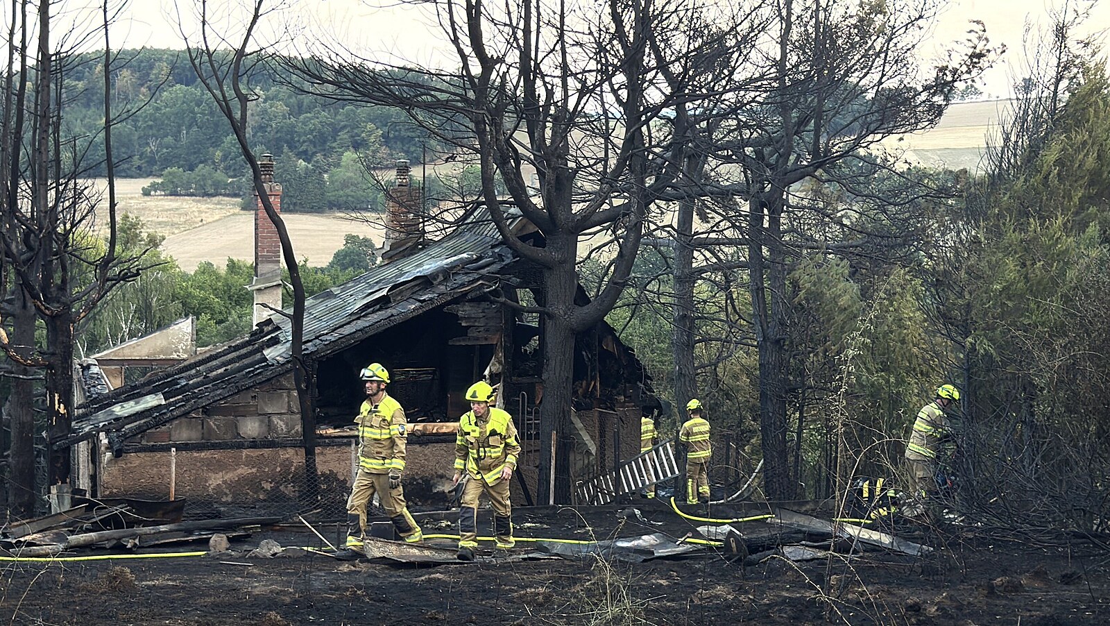 Na Benešovsku hořel les a pole. Oheň zasáhl i chatky, hasiči snížili stupeň poplachu | Česko