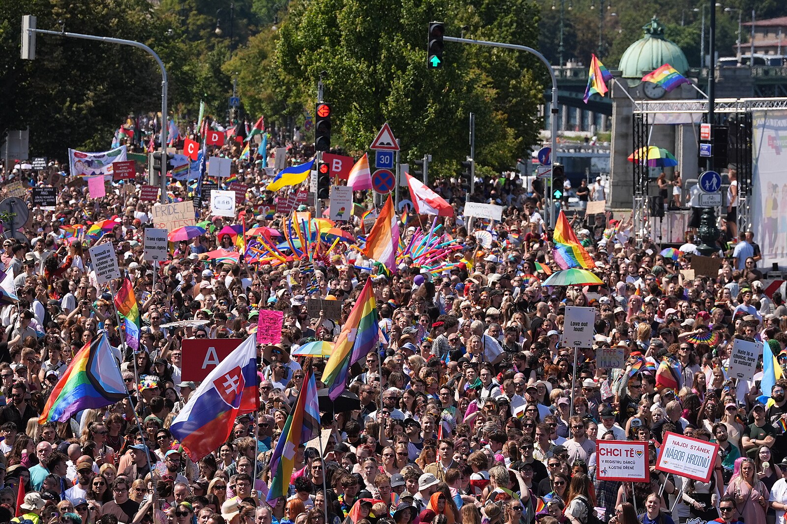 Prague Pride 2026: Duhový průvod dorazil na Štvanici, zastavil magistrálu. Bojte se Boha, kázali odpůrci