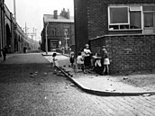 D�tství m�lo v pr�myslovém Manchesteru jinou podobu ne� dnes. Mnoho chlapc� i...