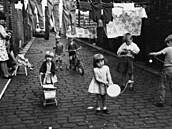 �ivot na ulici v Chorlton-on-Medlock. Pí�e se rok 1966, ale tady se dosud...