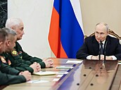 Ruský prezident Vladimir Putin se ú�astní jednání s vedením ministerstva obrany...