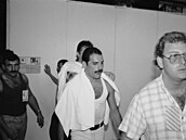 Freddie Mercury a Jim Hutton. Mu� s knírem, docela vlevo, �il s fenomenálním...