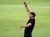 Paulo Fonseca, trenér Lyonu, p�i zápase na Spart� neúnavn� emotivn�...