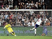 Corentin Tolisso, kapitán Lyonu, p�i pokutovém kopu tvá�í v tvá� branká�i...