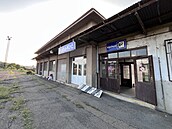 Rozlehlá nástupi�t� p�ipomínají dobu, kdy Kr�í projí�d�ly del�í vlaky ne� dnes....