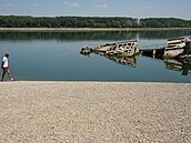 Klesající hladina Dunaje u srbského m�sta Prahovo odhalila potopenou...