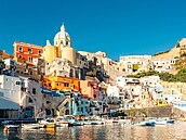 Na první pohled p�sobí Procida jako kulisa z pohádky. Barevné domy zá�í...