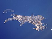 Ostrov le�ící p�ibli�n� 25 kilometr� od Neapole je sice malý rozlohou, na...